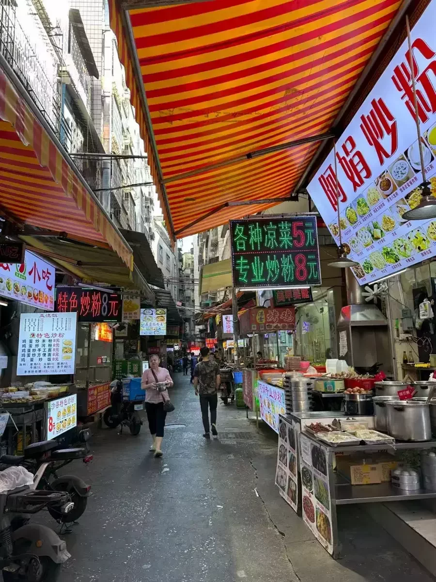 Guangzhou street food stalls near Dongshankou