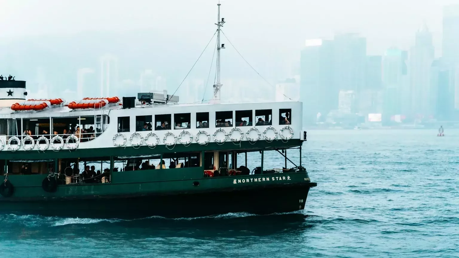Hong Kong stopover and transit guide across Victoria Harbour