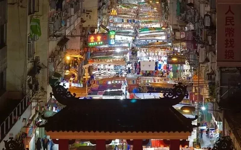 Temple Street Night Market shopping in Yau Ma Tei, Hong Kong
