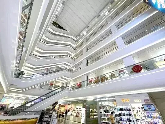 Interior atrium and wholesale floors inside OneLink Plaza Guangzhou