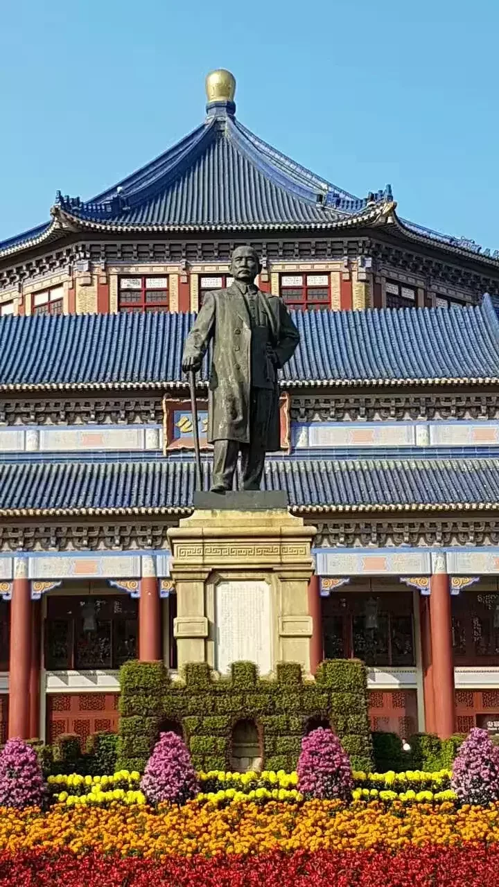 Bronze statue of Sun Yat-sen in front of the memorial hall main entrance in Guangzhou